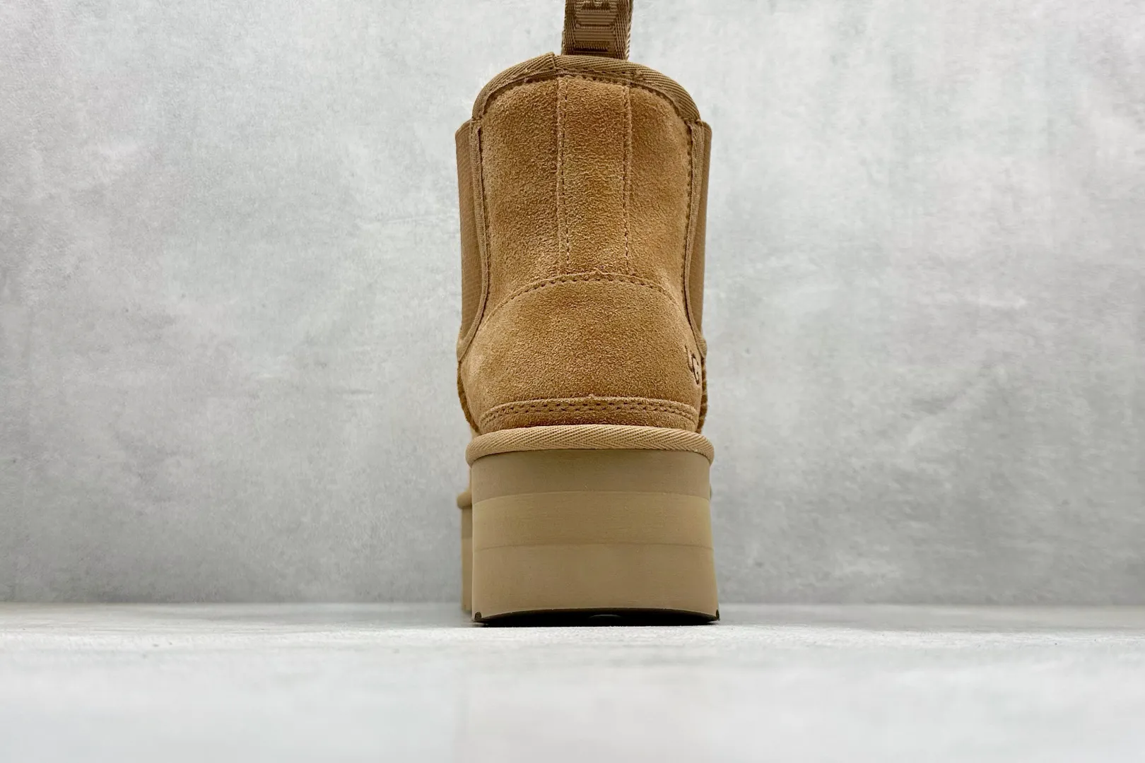 🐲💰 560 supports store UGG sheepskin and fur integrated snow boots 4526 Chelsea thick soles. All shoes are made of ZP from the same factory. Longfeng A-grade Australian imported sheepskin and fur integrated brand OEM production line fully follows the ZP process. OEM original pattern maker adheres to the principle of no original shoes and no development selection. Pay attention to every detail. The most correct version on the market 35-40. Item number: 1134526